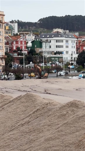 La playa de Riazor, en A Coruña, vuelve a tener duna para proteger el paseo de los temporales. Los operarios han repuesto la estructura en un tiempo record #acoruña #coruña #lacoruña #galicia #quincemil15000 | Quincemil