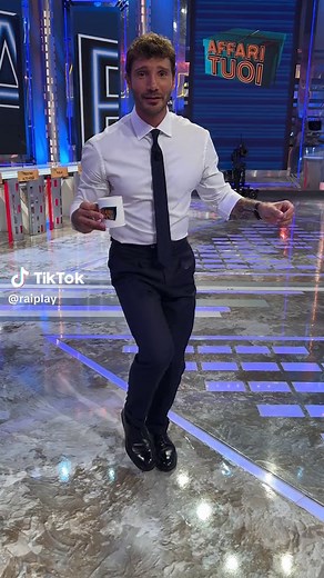 Stefano De Martino: Imitazione e Nuova Fidanzata a Affari Tuoi - Rai 1 Diretta