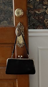 The right bag speaks for itself. 👜Which one’s coming home with you? #HOBO #hobotheoriginal #madeformore #styleinspo #styleguide #handsfree #OOTD | HOBO