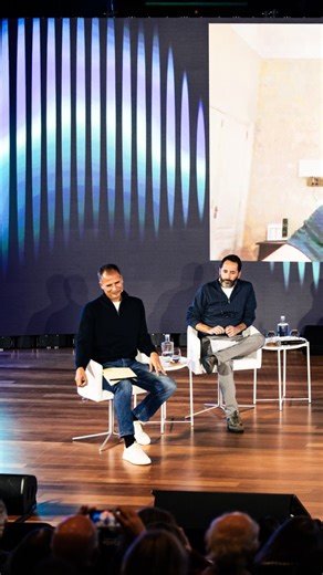 Neste episódio de “Assim Vamos Ter de Falar de Outra Maneira”, gravado ao vivo no festival Expresso Podfest, Miguel Góis, José Diogo Quintela e Ricardo Araújo Pereira falam sobre a história do movimento operário, as vantagens de padecer de certas maleitas, questionam a necessidade de haver tantas clínicas dentárias com nome em inglês, investigam a vida sexual de D. Pedro IV, avaliam certos conselhos para manutenção e tratamento de casacos de pele, e recordam vários encontros com agentes da autor