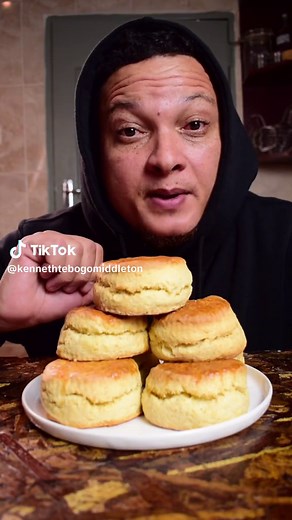 Traditional Scones Recipe 500g self raising flour (17.6oz) 80g sugar (2.8oz) 130g butter (4.5oz) 50ml cream (1.7foz) 200ml milk (6.7foz) 1 tsp vanilla extract Pinch of baking powder Pinch of salt 2 egg (1 for dough, 1 for egg wash) *Bake for 20mins at 180 C (356 F)