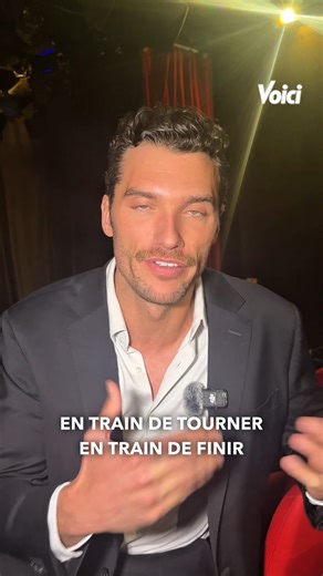 Révélé dans Emily in Paris, Aurélien Muller se livre avec sincérité sur son parcours et son expérience sur la série. Choisi directement par Darren Star, il s’est rapidement retrouvé à donner la réplique à Philippine Leroy-Beaulieu, mais aussi à partager l’écran avec Michèle Laroque. Des rencontres marquantes qui l’ont profondément touché. Charismatique, simple et profondément authentique, Aurélien Muller avance avec humilité, porté par ses valeurs et sa famille. Une personnalité sincère qui sédu