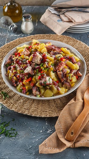 🐙🥔 Que tal uma deliciosa salada de polvo com batatas para dar um toque especial à sua refeição? 🌿✨ Esta receita é uma explosão de sabores e texturas que vai conquistar o seu paladar! 😋👌 👨🏻‍🍳 Chef @hugomarques13 VEJA OS INGREDIENTES AQUI 👇 1 polvo grande (2 kg) 500 g de batatas para assar 200 ml de azeite 2 dentes de alho 1 folha de louro 1/2 pimento vermelho 1/2 pimento verde 1/2 pimento amarelo 1 cebola roxa Salsa q.b. Orégãos q.b. Vinagre q.b. Sal e pimenta q.b. 📌 Não se esqueça de g