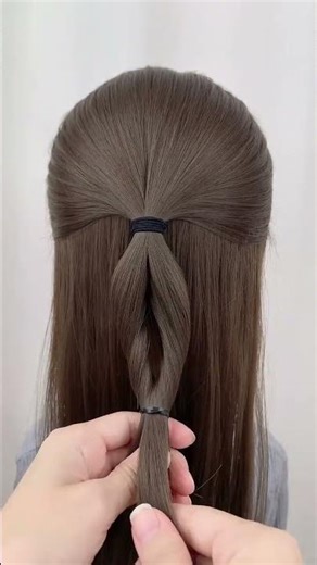 A super beautiful semi-tied bow hairstyle tutorial. This is how to do your New Year s