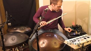 Una #LoopStation e un polistrumentista. JEREMY NATTAGH esegue la sua "Music Makes Me Mad" con #HangDrum, flauto, tastiera, drum machine e percussioni. | Musicoff - Where Music Matters