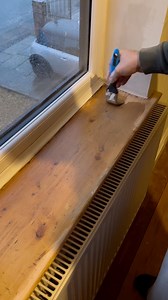 How we brought our old painted window sills back to life with a little bit of time and love… It’s all in the little details! When renovating we always focus on the big jobs and over look small projects like this when they don’t cost much to do but can have a massive impact on a finish and feel of a space 🤍 so a little tip.. don’t over look the small details! We could have used a paint stripper but the paint was peeling away quite easily so we used a scraper and then a small mouse sander with 80
