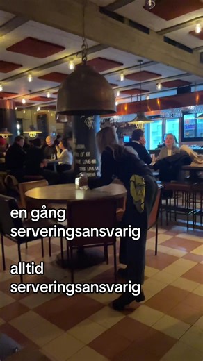 Sök MKM (sista dagen idag!!) om du också vill jobba så hårt att du råkar ta med SA-västen till Ölstugan ✊🏼✊🏼 #mkm #medieteknik #workaholic