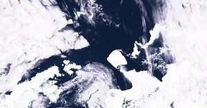 Giant iceberg breaks off Antarctic ice shelf