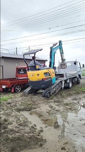 ユンボ（バックホウ）を土場で積み下ろし