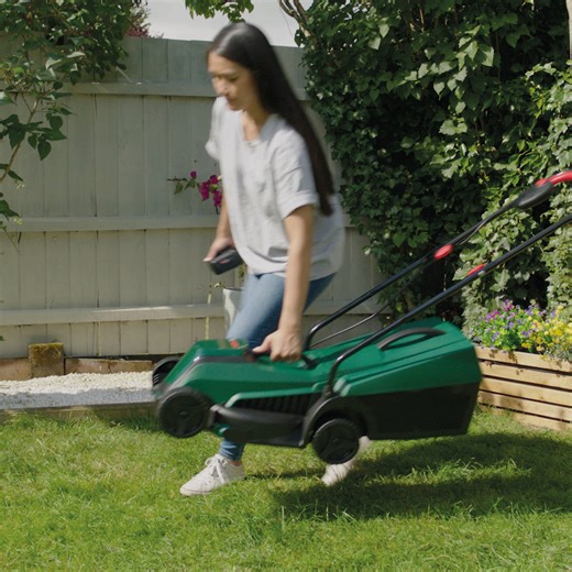 Light, compact, and perfect for small spaces. 🌿 The EasyMower 18V-32 is ideal for urban gardens, narrow passages, and small lawns. A classic handlebar makes it easy to manoeuvre, and its lightweight design makes carrying it – even down to the basement for storage – effortless. | Bosch DIY and Garden