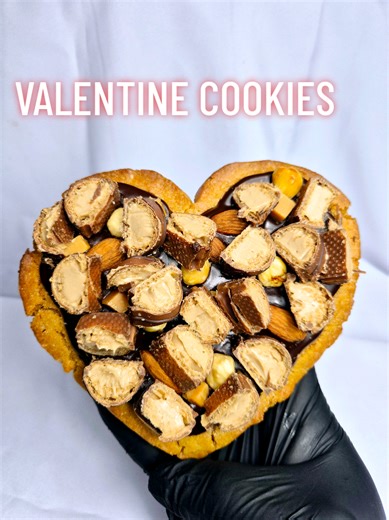 ❤️ VALENTIJN BOXEN STAAN NU ONLINE ❤️ Verras jouw Valentijn met het ultieme zoete gebaar van Cheat Cookie. Onze exclusieve Valentijnsbox is gemaakt om harten te laten smelten Kies voor: 🍪 één groot cookiehart, 🍪 4 onweerstaanbare cookies, of 🍪 9 mini cookiehartjes om te delen (of niet). Afgewerkt met een romige laag witte of bruine crème, verrijkt met amandel, hazelnoot en fudge voor die perfecte bite. Maak het helemaal persoonlijk door jouw favoriete candybar als topping te kiezen, of laat j