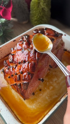 Festive Fridays 🎄 Episode 1 . Christmas Ham . ⬇️ Recipe Below ⬇️ . Say hello to Festive Fridays, a little weekly series where I share one of my favourite festive foods every Friday all the way up to Christmas. Think cosy, comforting, Christmassy recipes that I make every single year and absolutely love. . And for Episode 1, I had to start with a classic… my slow-cooked Christmas ham. It’s one of those recipes that fills the whole house with that proper festive smell and honestly just makes ever