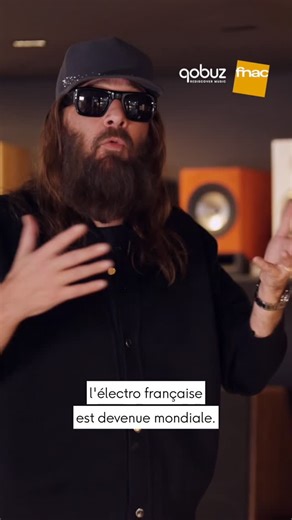 Qobuz France on Instagram: "Des révélations fondatrices, des influences assumées et une idée très personnelle de la musique et du son.⁠ ⁠ De Pink Floyd écouté religieusement le dimanche matin aux Daft Punk et à la French Touch devenue mondiale, Sébastien Tellier évoque ce qui a façonné son oreille : le goût du beau, de la douceur, d’une certaine noblesse légère aujourd’hui disparue.⁠ ⁠ Il parle de mélodies, de suites d’accords, de funk américain devenu digital, de ce fragile équilibre entre le b