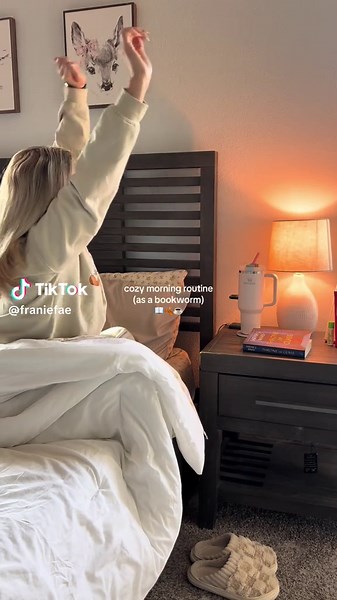 Good morning besties 🥹✨ I am absolutely locked into Celaena’s story ⚔️ #booktok #morningroutine #bookworm #bookish #bookaesthetic