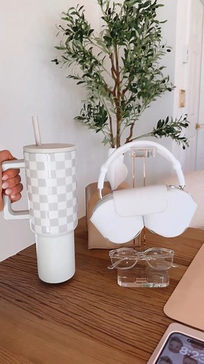 224K views · 1.4K reactions | POV: You’re excited to organize your at home office 﫶. Almost all my desk essentials are under $25 and on my AMZ Storefront under the “Office Essentials” category! ✨ ✨ #amazonfinds #amazonmusthaves #amazonfavorites #amazonmusthave #amazonfavorite #amazonhomefinds #amazonmusthaves #desksetup #deskorganization #deskinspiration #deskideas #deskdecor #deskstyling #desksetup #desksetups #amazonoffice | 푹풂풄풉풆풍 푴풆풂풅풆풓풔 | Facebook