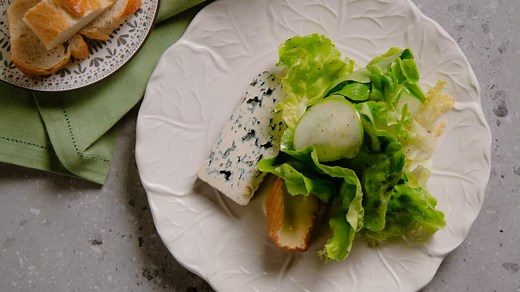 Blue cheese with green apple salad