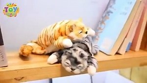 😻𝟯𝟬𝗖𝗠 𝗙𝘂𝗻𝗻𝘆 𝗟𝗮𝘂𝗴𝗵𝗶𝗻𝗴 & 𝗥𝗼𝗹𝗹𝗶𝗻𝗴 𝗖𝗮𝘁 Toy😻 This Funny Rolling Cat is sound/touch-reactive and will start rolling and meowing by your hand-clap or any touch! Toy-Cat which gets activated by any sound or touch It will roll and produce a laughing cat sound once activated. Activation will last for 30 seconds. 👉𝗙𝗲𝗮𝘁𝘂𝗿𝗲𝘀: ✅Size 30cm (Including Tail) ✅Soft Plush Material ✅Laughing ✅Rolling ✅Washable Surface ✅Perfect for Gifts ✅Battery: 3 x AAA battery (Not included) �