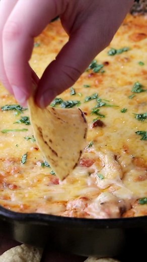 This Chile Con Queso recipe is delicious, spicy, silky, super cheesy and perfect for a crowd! It’s the dip that you’ll be asked for over and over again at all gatherings. It’s also ready in only 25 minutes! Recipe—https://www.jocooks.com/recipes/chile-con-queso/ | JoCooks