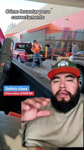 Forma correcta de levantar peso sin lastimar tu espalda. #safetyfirst #learnmf #chicoruiz #construction #motivation #fyp #consejochingonn #parati #greenscreenvideo