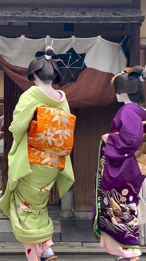 Geisha's and Maiko returning after New year First visit (January 13th) The year ends on the 13th of the year, and the geiko and maiko who have begun preparations for the New Year return to the home of Yachiyo Inoue V, one month after the New Year and opening ceremonies, on January 13th. We pledge to work even harder. Celebrating the New Year with toso and zoni, receiving words of encouragement from the master, and starting the year with a new spirit. | Edo Japan Travel