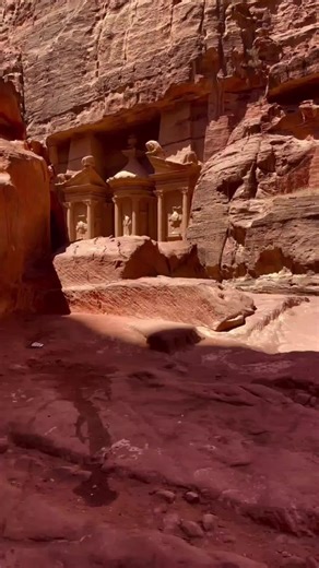THE MAGNIFICENT ROCK-CARVED STRUCTURE OF PETRA: “AL-KHAZNEH” The most famous structure in the ancient city of Petra in southern Jordan, Al-Khazneh, meaning “Treasury” in Arabic, captivates visitors with its magnificent facade. Approximately 40 meters high, this structure, carved into sandstone rocks, combines the refinement of Nabataean architecture with Roman influences. Dating back to the 1st century BC, Al-Khazneh is thought to have been originally a royal tomb or temple. The Corinthian colum