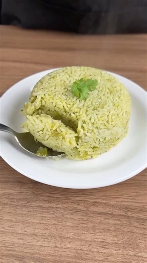 Secret Restaurant Green Rice 🍚 #GreenRice #RiceRecipe #EasyCooking
