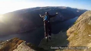 Base jump : ils se lancent du haut d'une falaise en Norvège