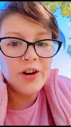 🌱 Wood Sorrel (Oxalis): Nature’s Tangy Wild Edible Have you noticed those tiny heart-shaped leaves and cheerful yellow flowers on your walks through the park or garden? That’s wood sorrel, a common wild plant in Louisiana! Many people mistake it for clover, but wood sorrel is unique—its leaves fold up at night or in bright sunlight. Wood sorrel has a bright, lemony flavor thanks to its natural oxalic acid (safe in small amounts). Traditionally, it’s been enjoyed as a refreshing trail snack or t