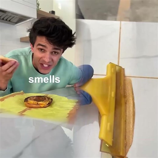 CAN YOU EAT A 30 DAY OLD MCDONALD’S BURGER!😱