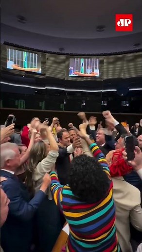 Parlamentares gritam “Glauber fica” na Câmara após suspensão #shorts