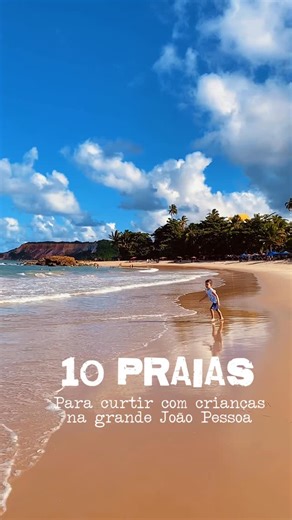Eitaeuvou • Viagens em Família I Dicas-PB on Instagram: "🌴 10 PRAIAS TRANQUILAS PRA IR COM CRIANÇA NA GRANDE JOÃO PESSOA💛✨ Quer passeio melhor do que praia? É praticamente de graça, né? ☀️ Você só precisa preparar o lanche, levar a toalha e correr pro abraço (ou pro baldinho de areia! 😄). E aqui pela Grande João Pessoa tem praia linda, calma e perfeita pra curtir com os pequenos! Salva esse post, compartilha com outras famílias e vem comigo nessa rota do sossego! 👇 1. Praia do Bessa (JP) Mar