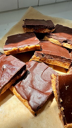 oh my goshhhh REESE’S BARS!🥹made with just 4 ingredients. these may just be the easiest dessert recipe on my website. they’re such a delicious take on peanut butter cup but in bar form and i’m hoooooked on how fudgy these are. a creamy peanut butter base with a chocolate shell on top💯👌🏻 *SAVE* this recipe to try soon and comment “REESES” and i’ll message you how to make these. they’re a freezer staple here and they’re great frozen or thaw them out for a few before eating😍 INGREDIENTS: peanu
