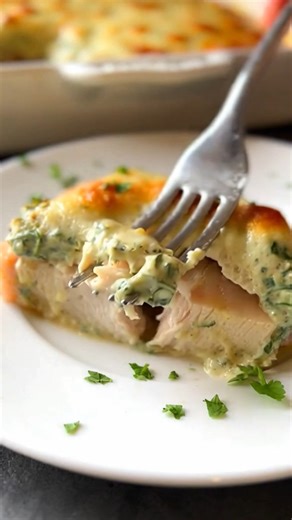 Quick Dessert Ideas on Instagram: "🧀 Chicken and Spinach Casserole with Cream Cheese Ingredients 2 large boneless, skinless chicken breasts 2 tablespoons olive oil, divided 3 cloves garlic, minced 1 tablespoon Italian seasoning ¼ teaspoon salt ½ teaspoon black pepper 2 cups fresh spinach 8 ounces cream cheese, softened 1 cup shredded mozzarella cheese, divided ½ cup grated Parmesan cheese (optional, for extra flavor and browning) Instructions Preheat Oven: Preheat to 400°F (200°C). Lightly grea