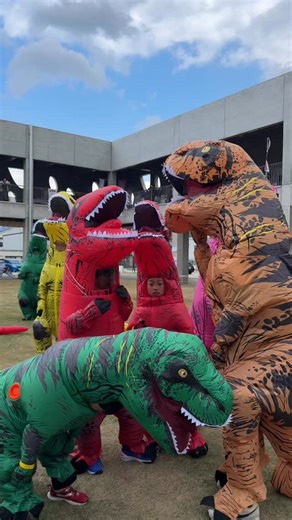 【公式】氷見市 | 超ティラノサウルスレース🦖 恐竜達の熱いレースが、芸術文化彩館の青空広場で繰り広げられました！ 恐竜達のラジオ体操やダンス、未就学児たまごの部・小学生幼獣の部もあり、会場は大いに盛り上がりました！ #氷見市 #himi #photo_himicity #toyama | Instagram