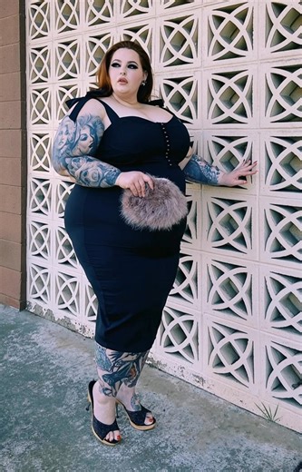 “Tess Holliday just dropped a selfie — and the internet lost it” 😳🔥 The plus-size model’s bold yellow look has everyone arguing and whispering. See the photo causing all the fuss in the comments below👇📸 | Nice smile