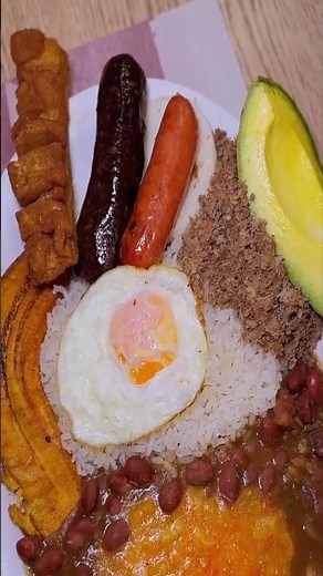 Bandeja paisa, plato insignia de la comida colombiana 🇨🇴