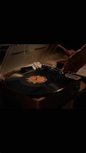 This is the trailer for MOONGLOW.