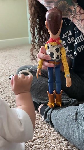 Wyatt showing @analayaw & @shaylawascool how to pull the Woodys string #wyattwilliams #toystory #woody #playtime #twomomsandababy