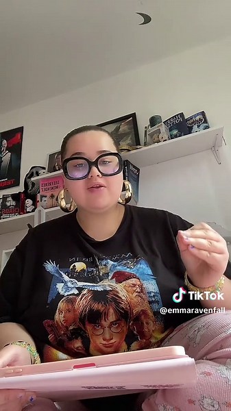 Internet est devenu tellement étrange que certaines personnes arrivent à romantiser un homme condamné à mort pour un double meurtre simplement parce qu’il correspond aux standards de beauté des réseaux sociaux. Le pire dans tout ça ? Beaucoup parlent sans même connaître le dossier, les preuves, les aveux ou la violence réelle des faits. À un moment donné, il faudrait peut-être arrêter de transformer des criminels en fantasmes esthétiques et recommencer à réfléchir avec autre chose qu’un edit Tik