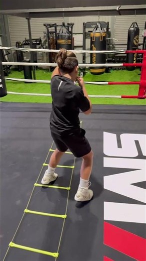 Simple drill to sharpen your feet 👌🏽 #boxingtraining#boxingdrills#footwork#boxingcoach#shorts