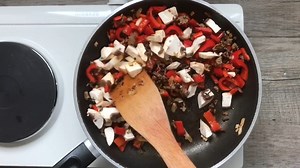 Rezept ➡ http://bit.ly/BennisPfannkuchenHackfleischtorte Eine #Torte 😍aus #Pfannkuchen 💕und dann auch noch #herzhaft? Genau richtig gehört! Denn heute gibt es eine leckere und deftige Pfannkuchen Torte.😍💕😋 Gefüllt mit einer cremigen #Hackfleisch #Paprika #Füllung 😍😋 | LowcarbBenni - Abnehmen ohne Hunger - LowCarb Rezepte