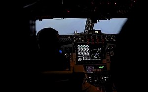 美国海军P-8A Poseidon反潜机空中加油，舱内视角