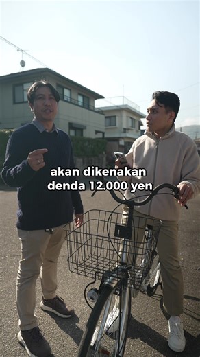 Jika Anda seorang pesepeda di Jepang, Anda akan rugi jika tidak mengetahui hal ini⚠️💸 Mulai April 2026, aturan sepeda di Jepang bakal makin ketat. Kalau melanggar, kamu nggak cuma ditegur, tapi langsung kena Denda (Hansokukin) alias Tilang Biru! Jangan sampai uang hasil kerja keras melayang cuma gara-gara hal sepele. Cek daftar dendanya di bawah ini: 🚫 Daftar Denda Pelanggaran Sepeda: • Berboncengan (Naik berdua): ¥3.000 • Melanggar tanda STOP (Ichiji-teishi): ¥5.000 • Menerobos lampu merah: ¥