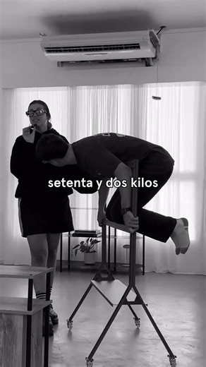 DEGË on Instagram: "no te digo yo que es resistente … 😂 72k pesa felipe, imagínate si no aguanta tu tele !! disponible en 5 colores en nuestra web! 🫰🏼 www.dege.com.ar"