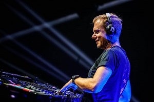 CONTROL FREAK (TRADUÇÃO) - Armin Van Buuren - LETRAS.MUS.BR