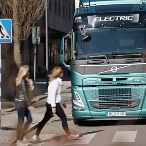 Extra eyes around the truck. Our new feature Front Short Range Assist is designed to warn the driver of road users entering the risk area in front of the truck. #volvotrucks #trucksafety #safety #safetymatters #zeroaccidents #roadsafety | Volvo Trucks