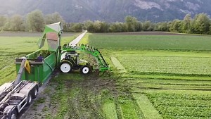 206K views · 1.2K reactions | "Erster Einsatz unserer neuen Spinatmaschine, der Aufbau ist ein voller Eigenbau auf einen #Claas Axos 340", schreibt Adrian Reich zu dem Video per Nachricht. | profi | Facebook