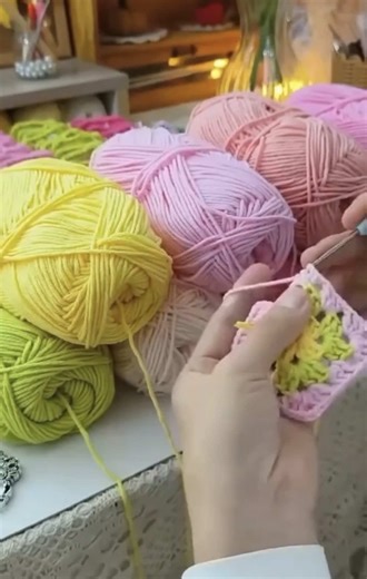 Hay dos tipos de crocheteras: las que tejen… y las que facturan. El talento no es la diferencia. La pasión tampoco. La diferencia es la decisión de dejar de tratarlo como hobby y empezar a verlo como una oportunidad real. Si sabes hacer puntos, puedes aprender a hacer ventas. 📅 Este 3, 4 y 5 de marzo te voy a enseñar la ruta exacta para convertir tu crochet en ingresos reales en REVOLUCIÓN CROCHETERA 🧶, un evento online gratuito. 🍀 No es suerte. Es estrategia. 😎 👉🏼 Ingresa al link de la bi