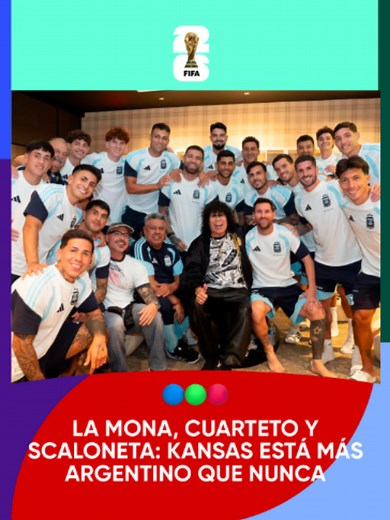 Este sábado, Juan Carlos 'La Mona' Jiménez pasó por la concentración de la Selección Argentina en Kansas City, Estados Unidos, y tuvo la oportunidad de encontrarse con Julián Álvarez y Nahuel Molina, dos de los tres futbolistas cordobeses que integran el plantel mundialista. El cantante y los jugadores compartieron un momento en vivo en el stream de la AFA... Pero la visita no terminó ahí. La Mona fue invitada al SUM del hotel, donde estaban el resto de los integrantes del equipo, que esperaban