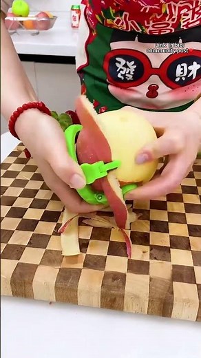 Effortlessly peel and slice apples with our handy kitchen gadget! 🍏✨
